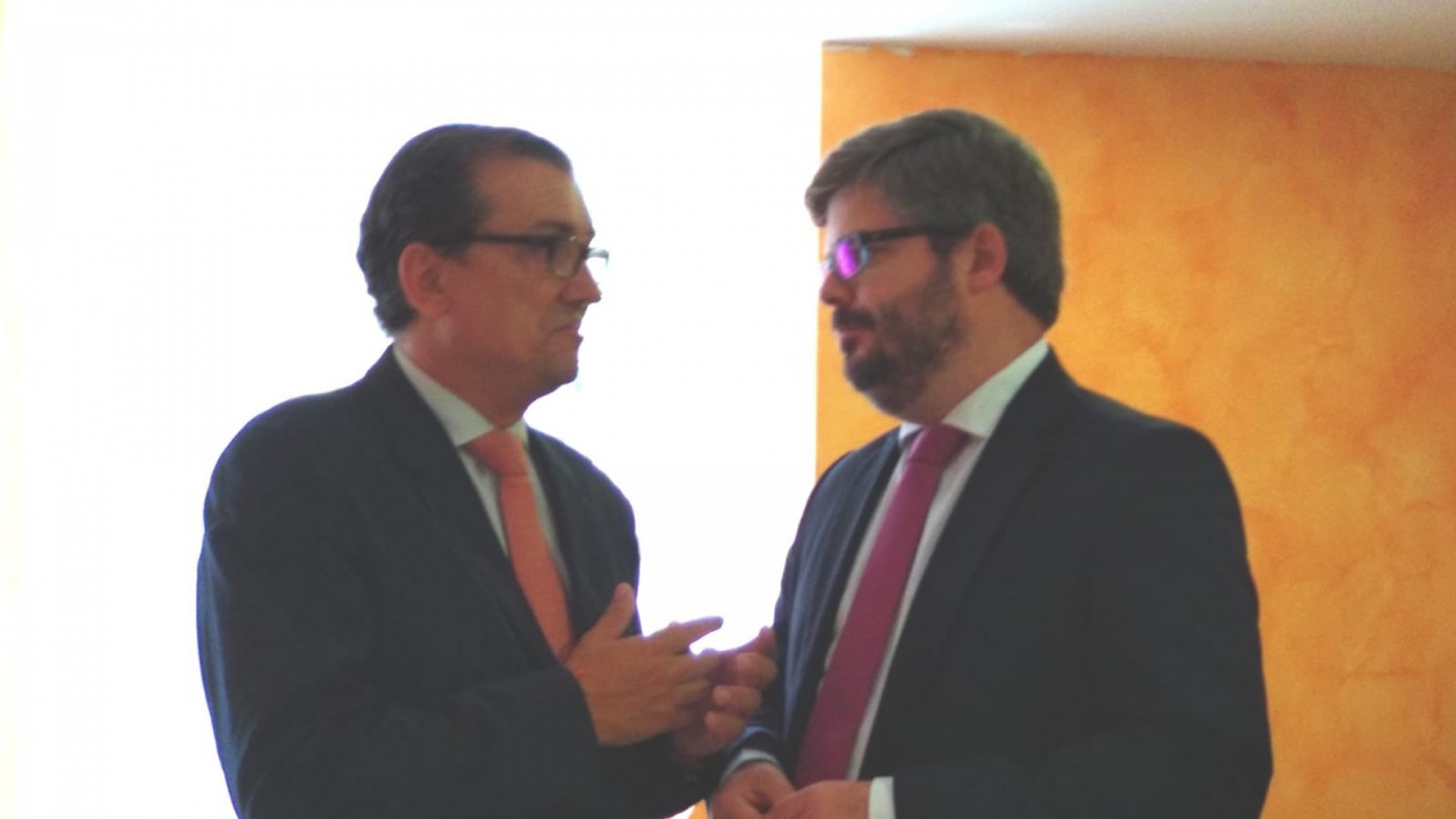 Hervías (dcha) conversa con el diputado Miguel Garaulet