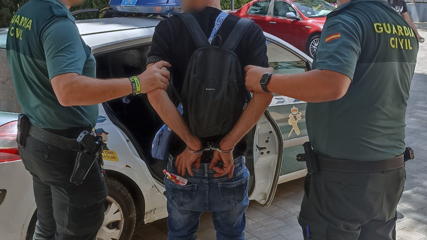 Un agente fuera de servicio detiene a un caco que robaba en bazares de pedanías de Murcia