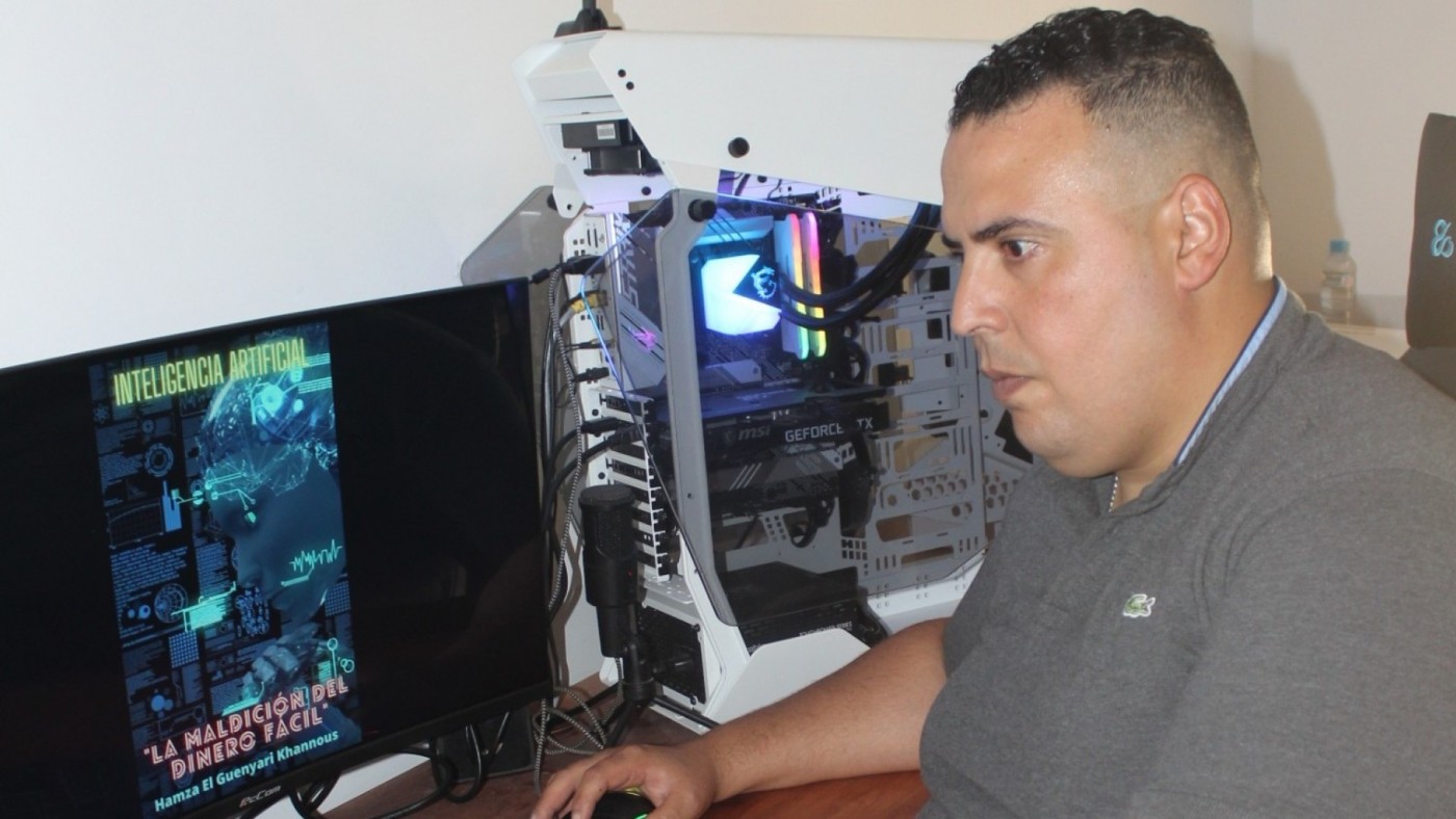 El bullero Hamza El Guenyari triunfa con sus libros de inteligencia artificial y ciberseguridad