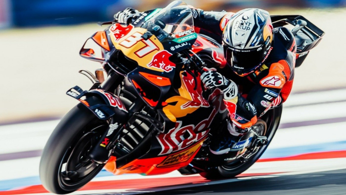 Acosta se sube al podio en la fiesta de Marc Márquez