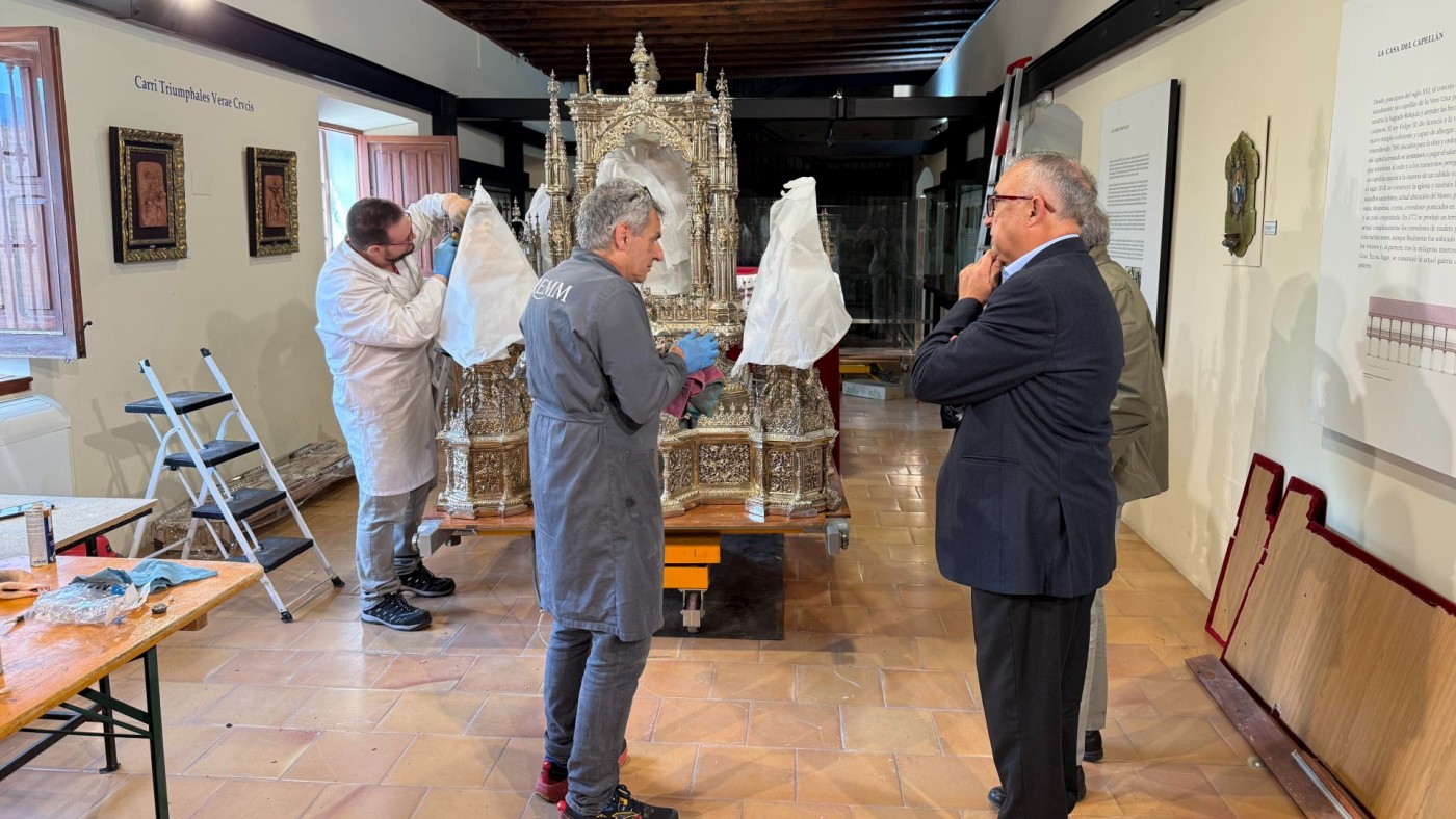 Alumnos de la FREMM realizan la limpieza de la custodia procesional de la Vera Cruz de Caravaca