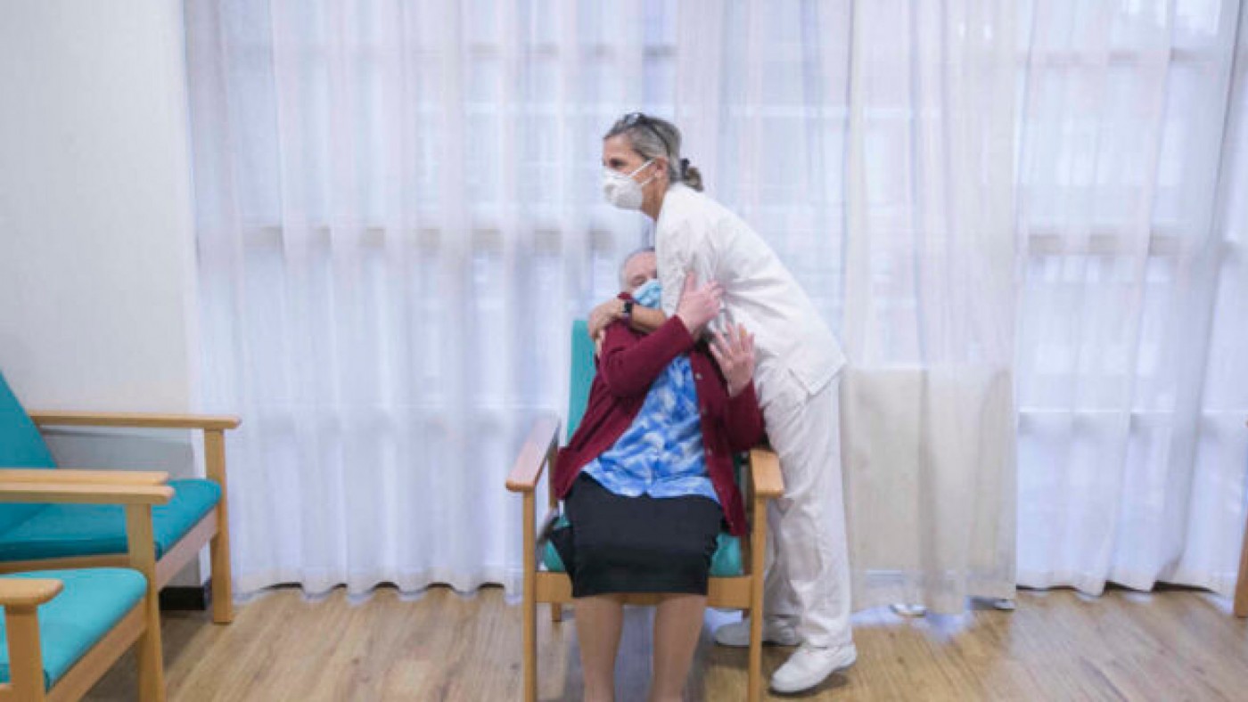 Una usuaria de una residencia abraza a una enfermera (archivo). EUROPA PRESS