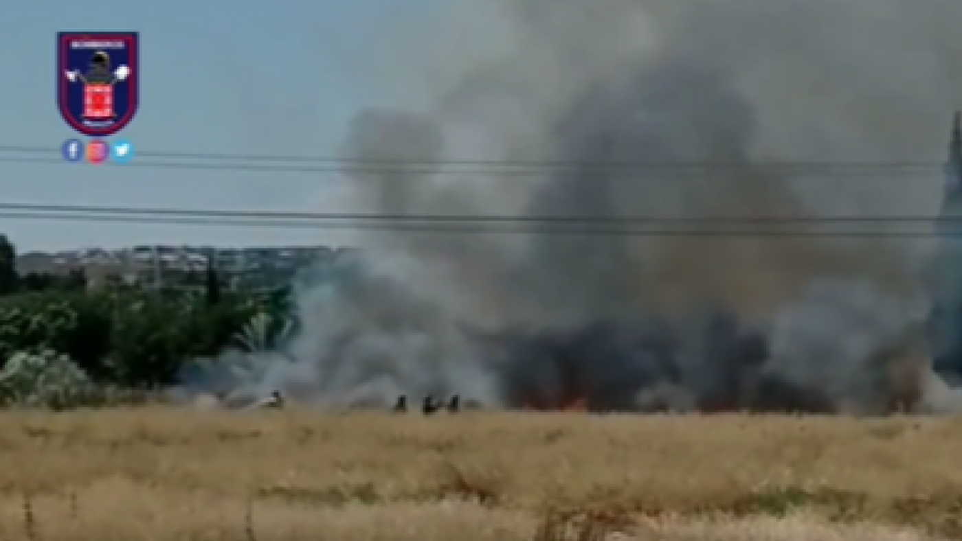 Bomberos de Murcia sofocan un incendio en una zona de matorrales de Barriomar