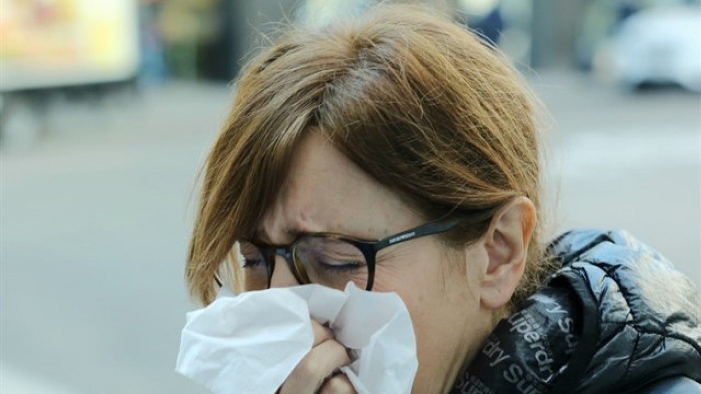 imagen de una persona estornudando