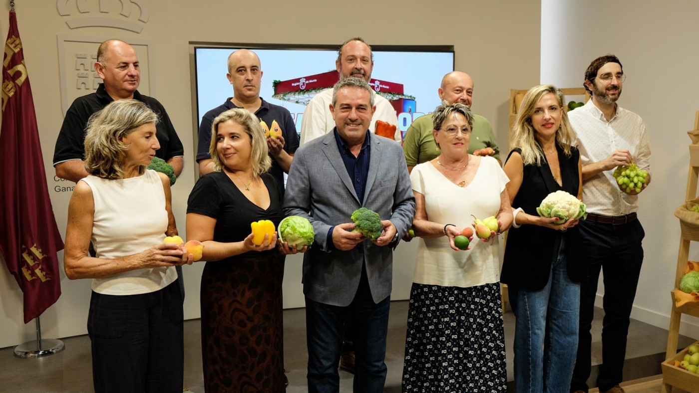 El consejero de Agricultura posa en la presentación de la feria junto a representantes del sector. CARM