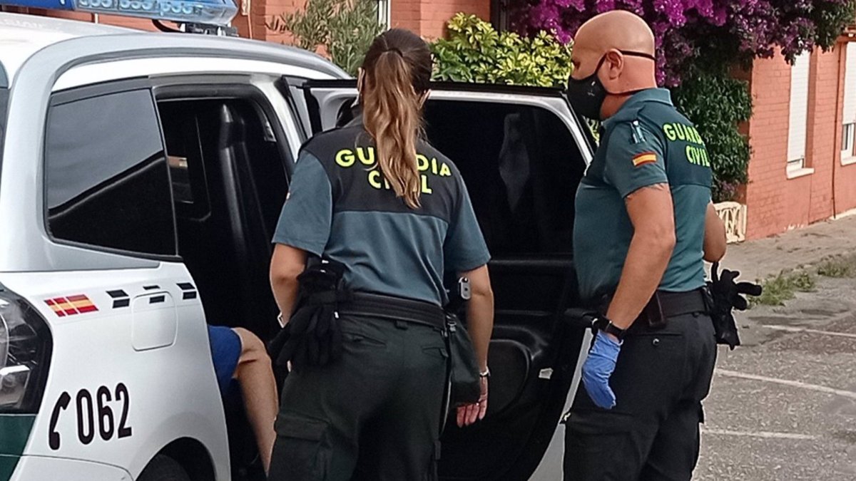 La Guardia Civil Detiene A Dos Personas E Investiga A Otras Dos Por Una ...