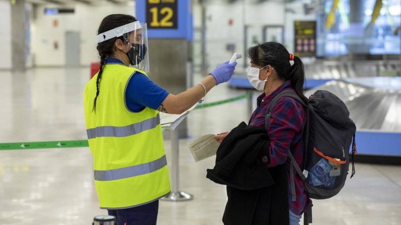 Control de temperatura a una pasajera en el aeropuerto Adolfo Suarez Madrid-Barajas. GETTY