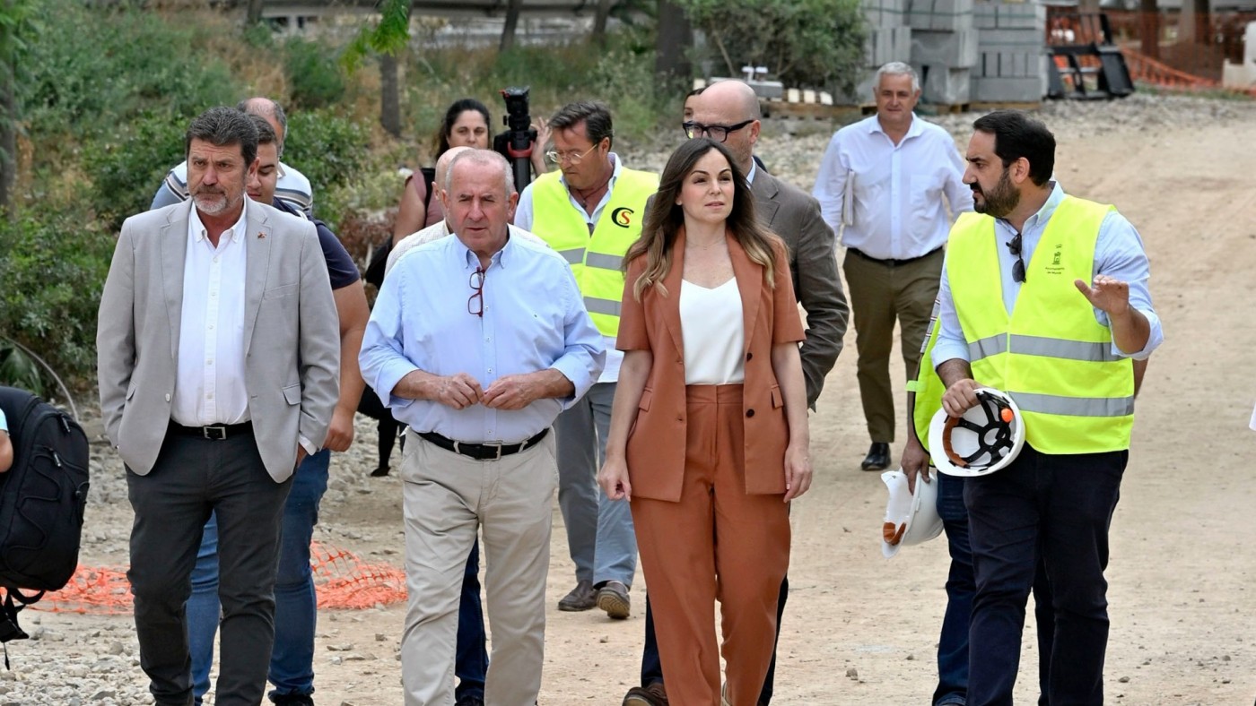 La alcaldesa de Murcia da por zanjada la polémica por la presencia de empleados de la contrata en un acto municipal