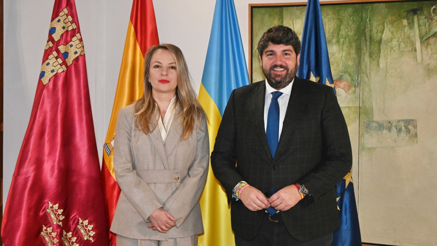 El presidente de la Comunidad, Fernando López Miras, ha recibido a la embajadora de Ucrania en España, Yuliia Sokolovska. CARM