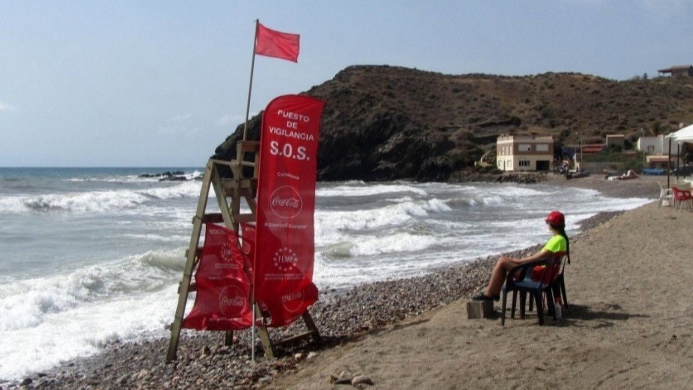 bandera roja en una playa