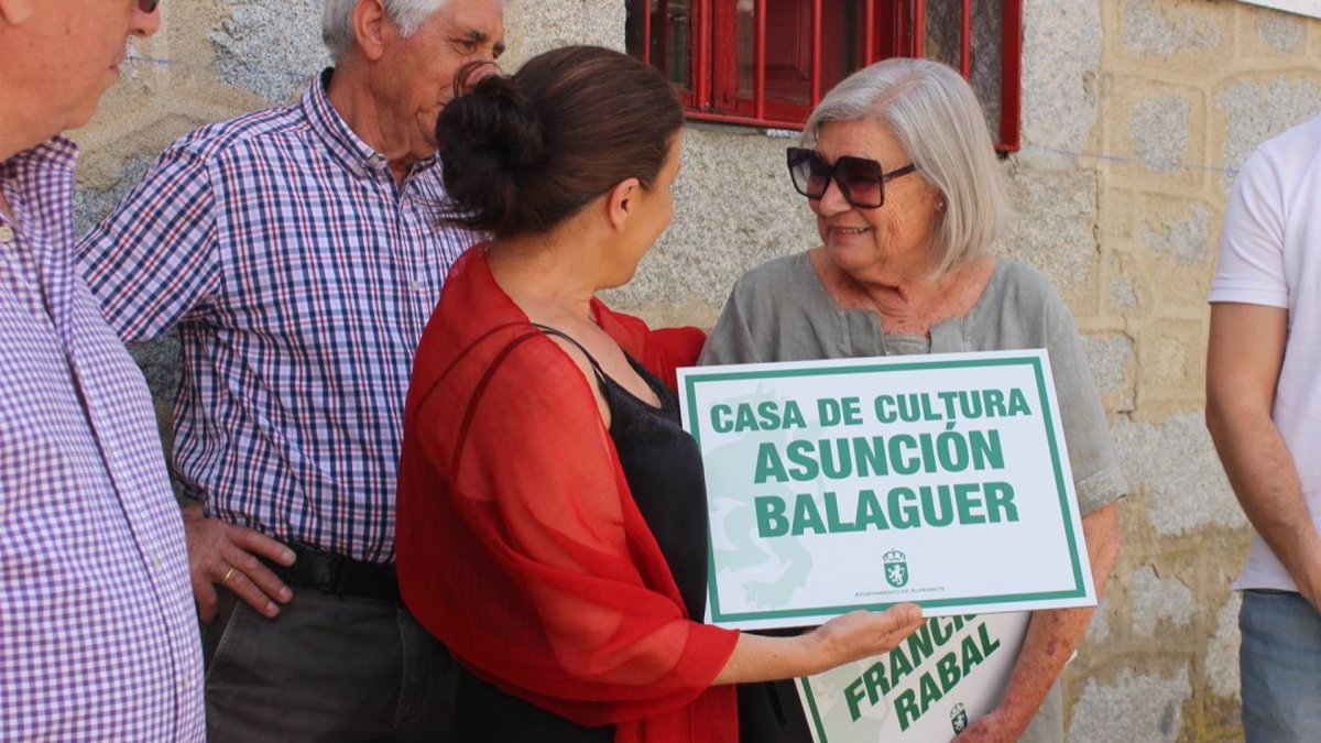 Ayuso demande de rectifier le retrait des noms de Paco Rabal et Asunción Balaguer de Alpedrete