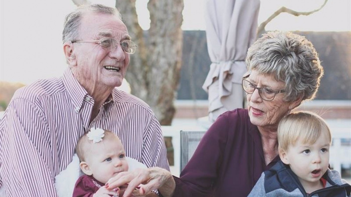 Los abuelos, la figura sobre la que se sostiene el peso de una familia entera