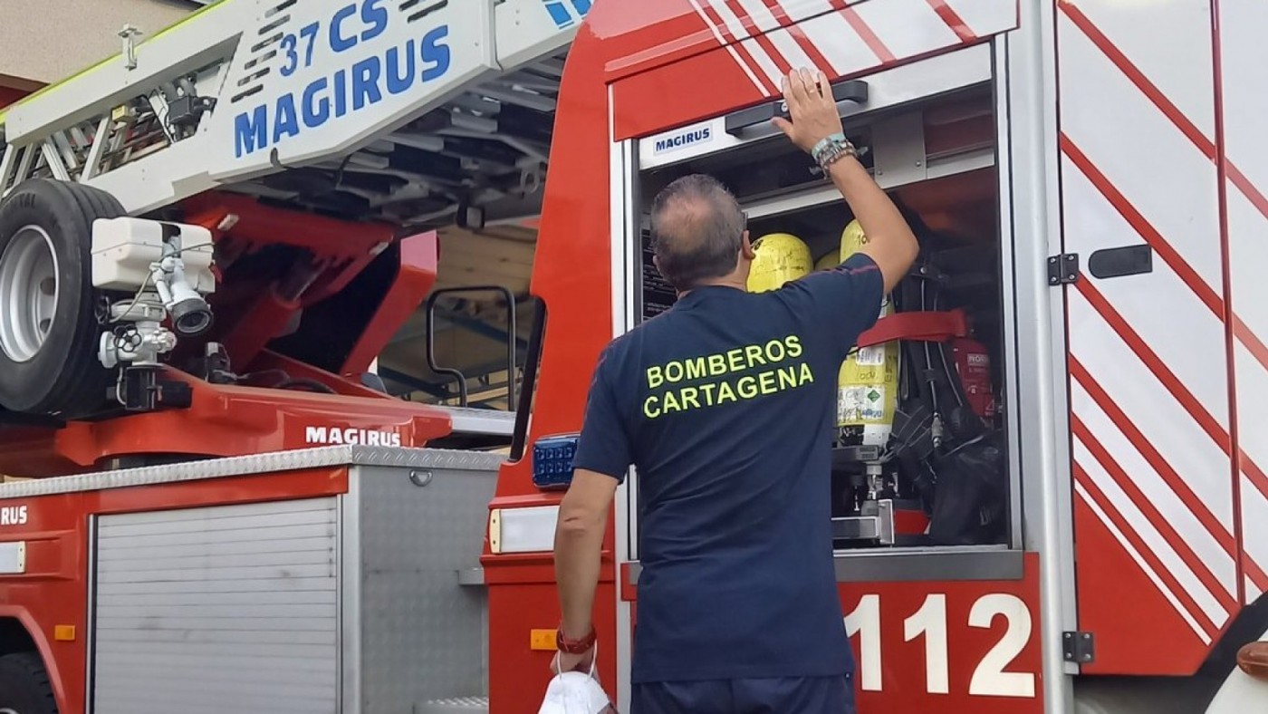 Cuatro afectados por inhalación de humo en el incendio de una vivienda en Cartagena