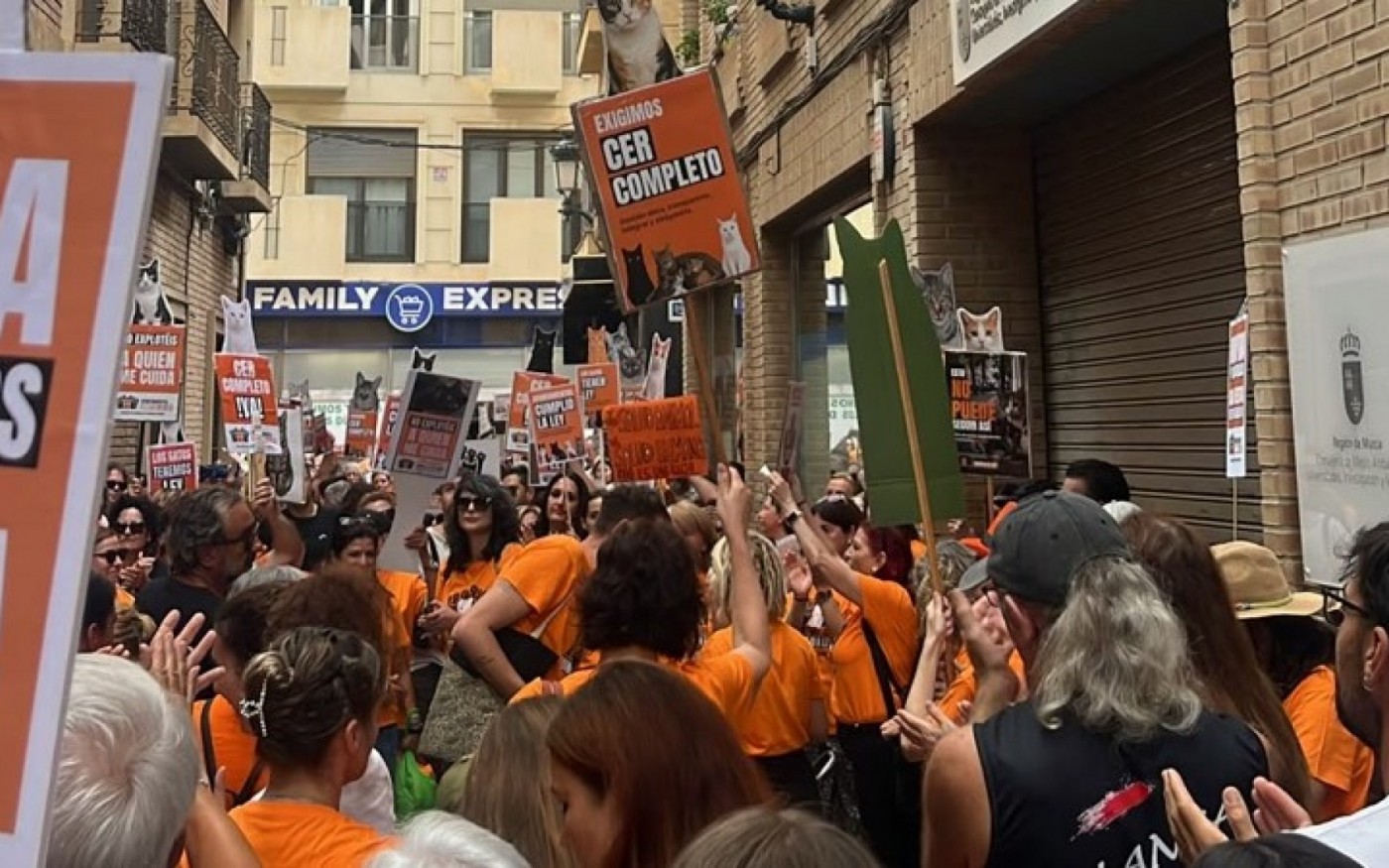 Cerca de un millar de personas pide en Murcia que se aplique la ley de gestión de colonas felinas