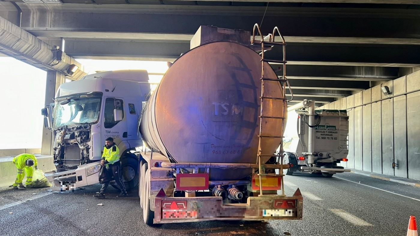 Heridos dos camioneros tras colisionar en el túnel de Alcantarilla de la MU-30