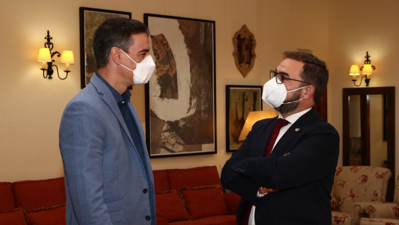 Pedro Sánchez se reúne con el alcalde de Lorca tras los "intolerables" altercados en el ayuntamiento