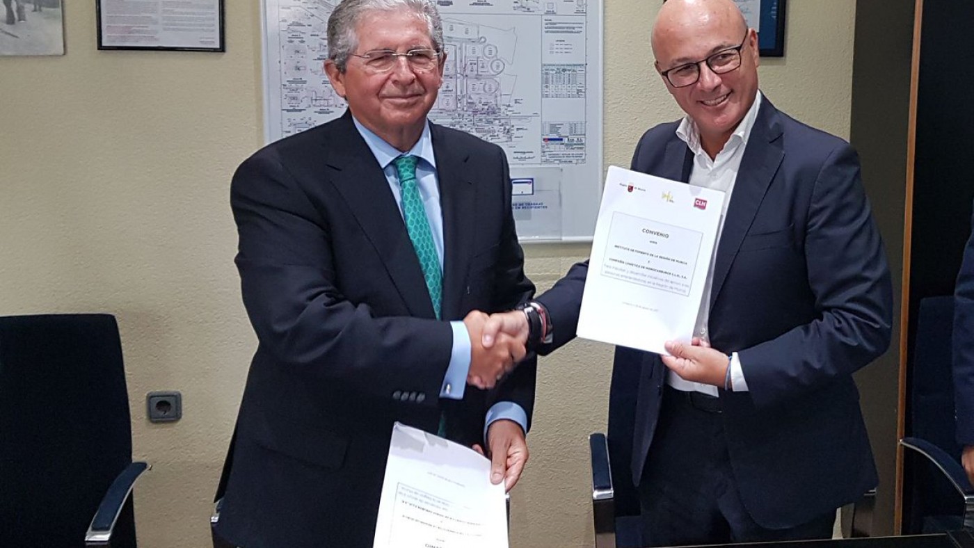 Firma del convenio entre el presidente de CLH y el consejero Juan Hernández