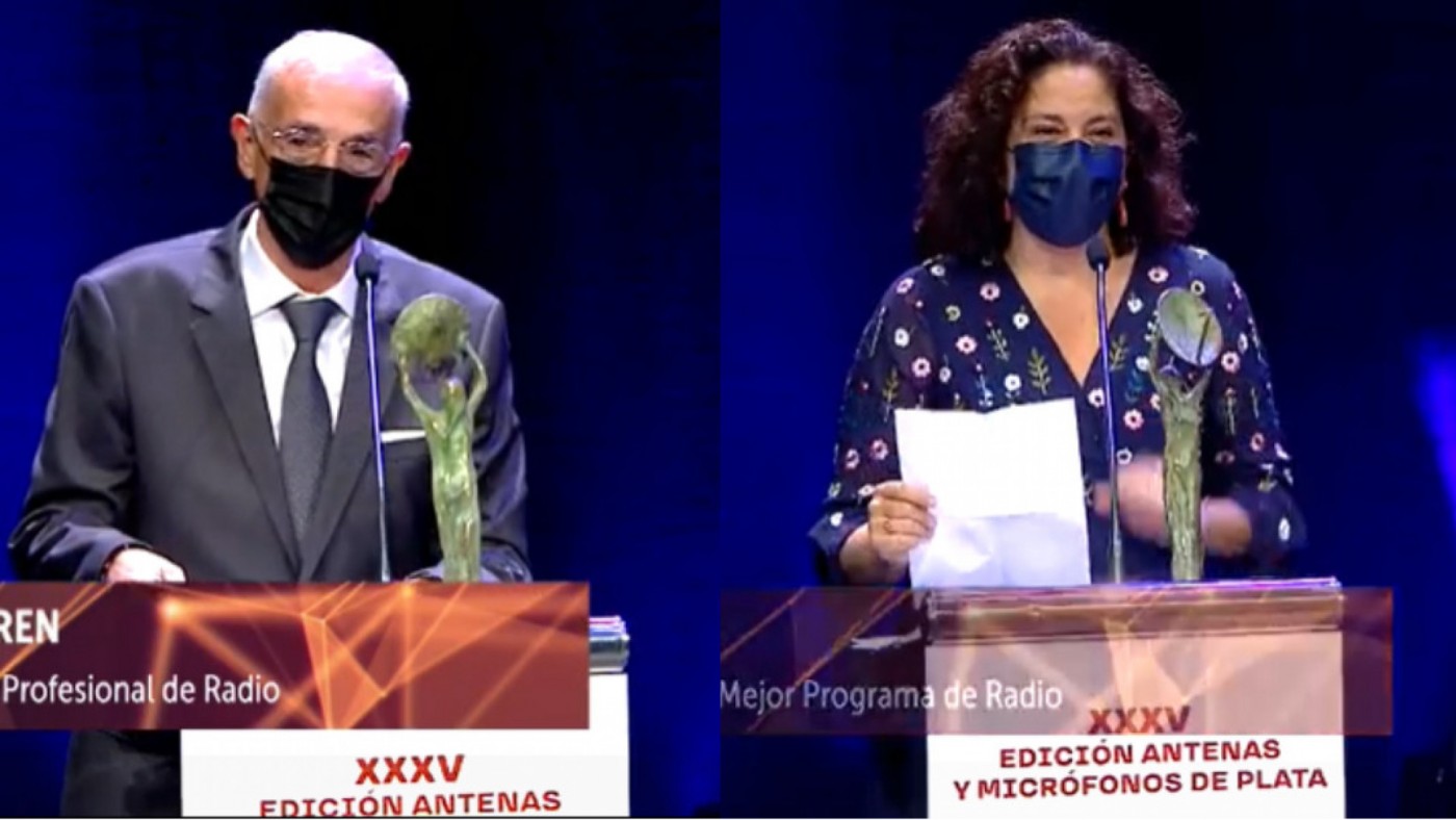 Los periodistas de ORM, Joaquín Azparren y Marta Ferrero recogen la antena de plata al mejor profesional y mejor programa de radio