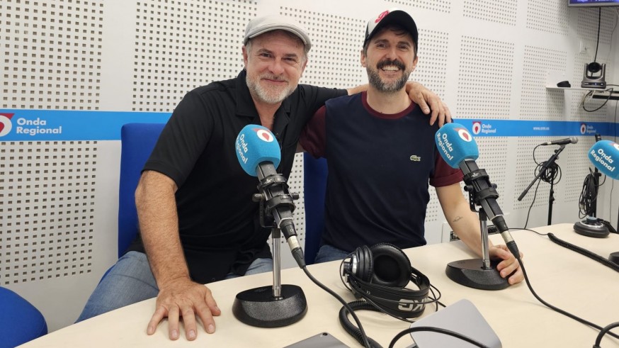 Julián López debuta en el Teatro Romea de Murcia con la comedia '53 domingos' acompañado por Xavi Mira
