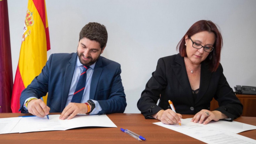 Fernando López Miras e Isabel Franco, firmando su pacto de gobierno en junio de 2019