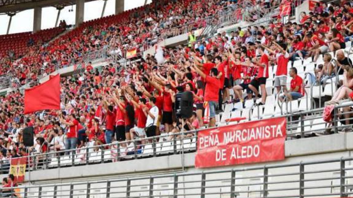 La afición del Real Murcia anima en un partido en el Estadio Nueva Condomina