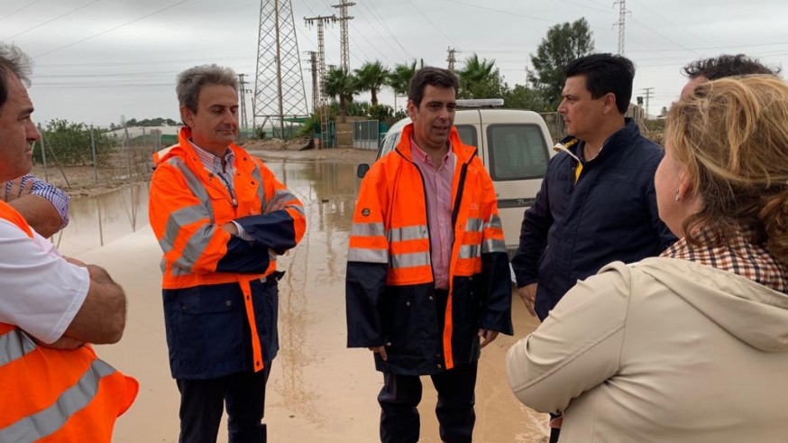 Díez de Revenga junto al alcalde de San Javier supervisando el estado de las carreteras durante la gota fría