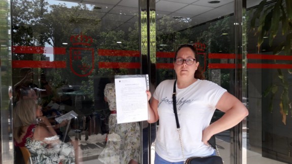 Francisca Salas registra su reclamación en la consejería de Educación