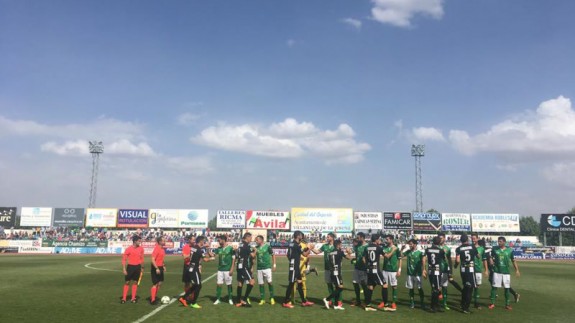 Los equipos se saludan antes del partido (foto: CF Villanovense)