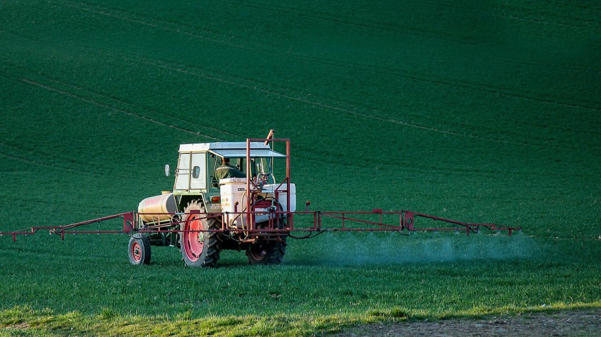 Tractor fumigando cultivos