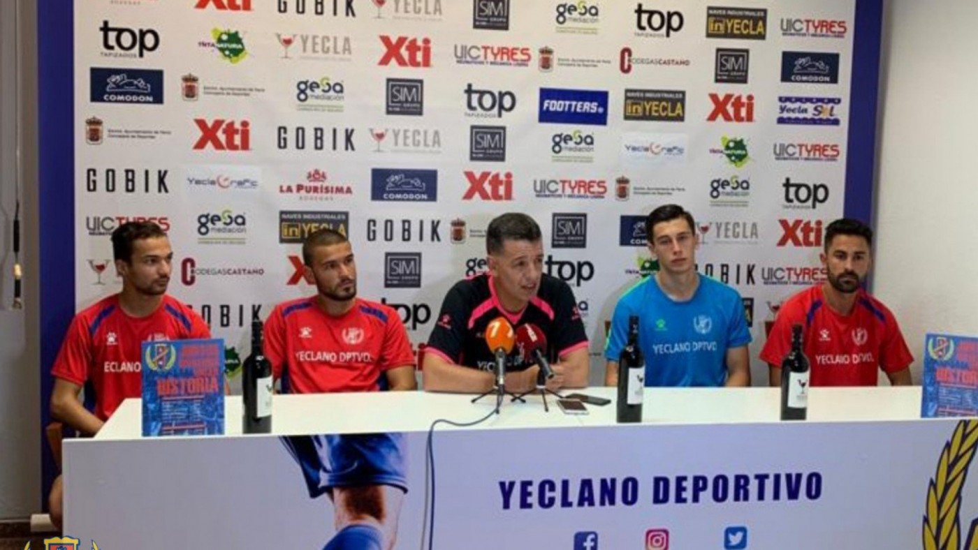 Sandroni en la rueda de prensa. Foto: Yeclano Deportivo