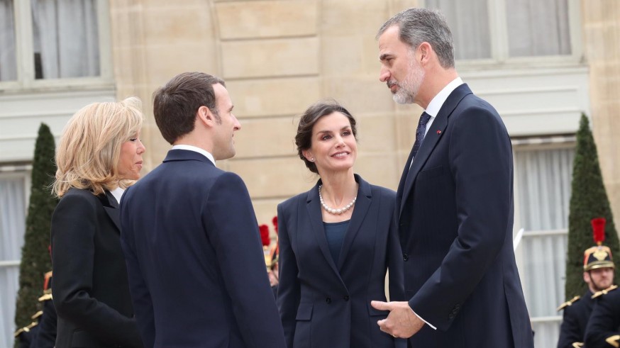 Los reyes junto al presidente francés en un acto el pasado 11 de marzo