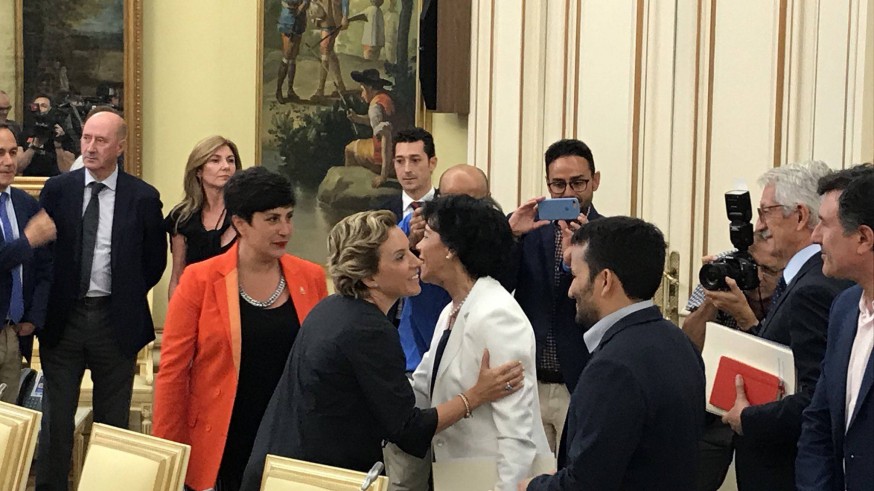 Saludo entre la consejera y la ministra en la Sectorial. J. NICOLÁS 