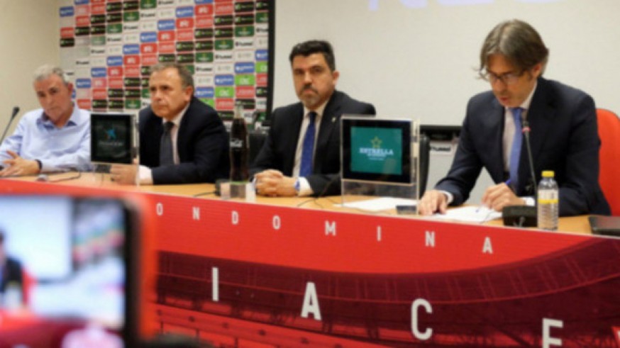 Francisco Cobacho (a la derecha) en una rueda de prensa. Foto: Real Murcia