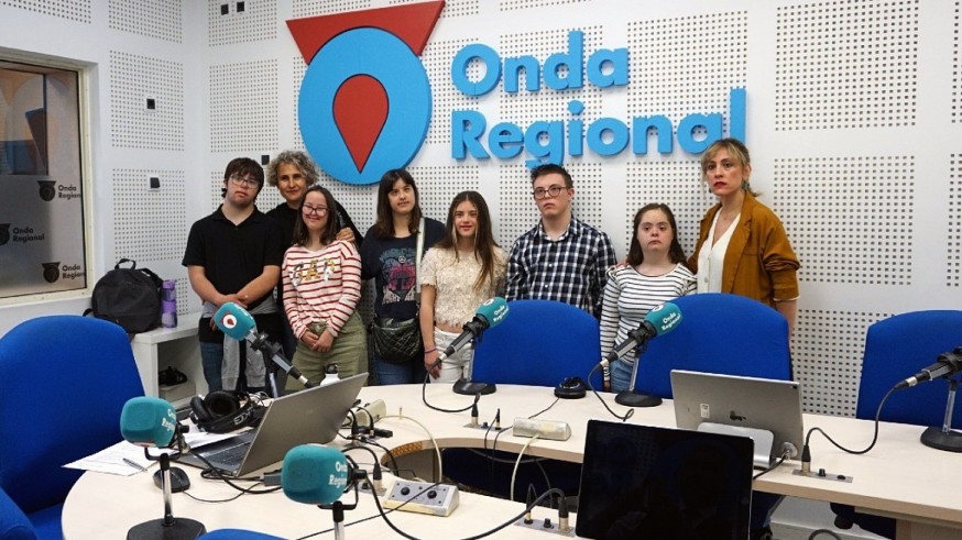 Especial colectivos. Hablamos con participantes de la Escuela de Escritores de ASSIDO, su coordinadora y una de las madres