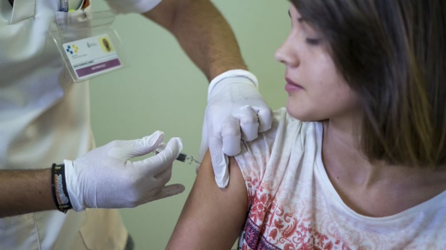 Paciente recibiendo una vacuna