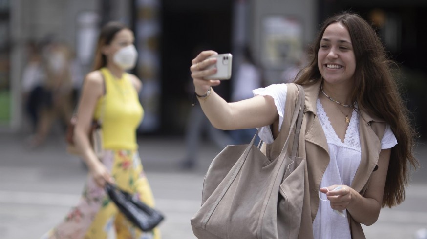 Una mujer se echa un selfie sin mascarilla - Eduardo Parra - Europa Press