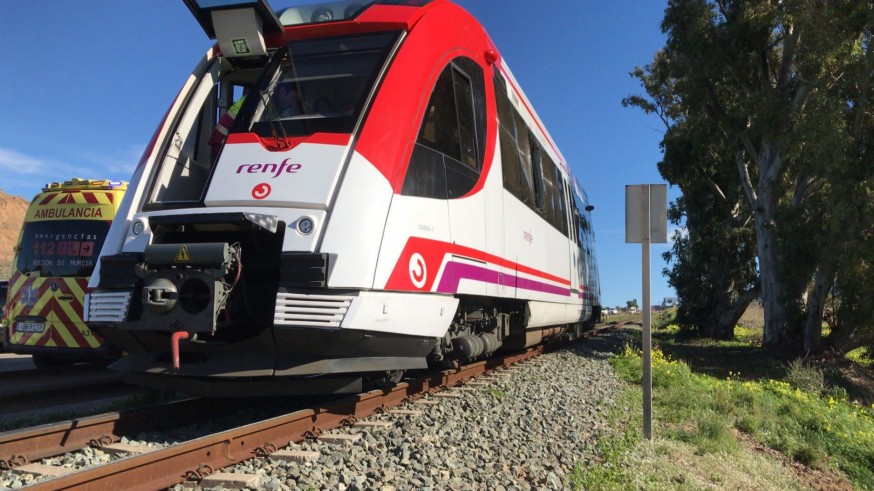 Tres heridos leves en un tren de pasajeros de vía estrecha tras golpear una grúa un vagón en Alumbres 