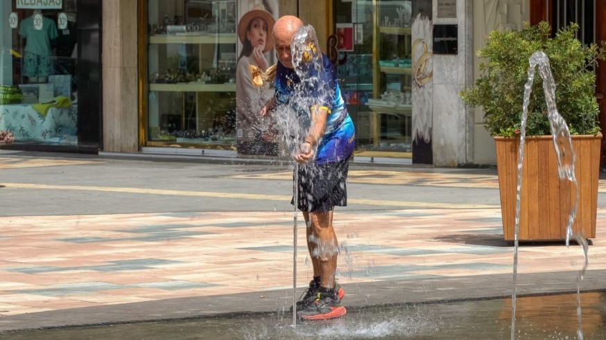 El Ayuntamiento de Cartagena reparte agua e informa sobre consejos para combatir el calor