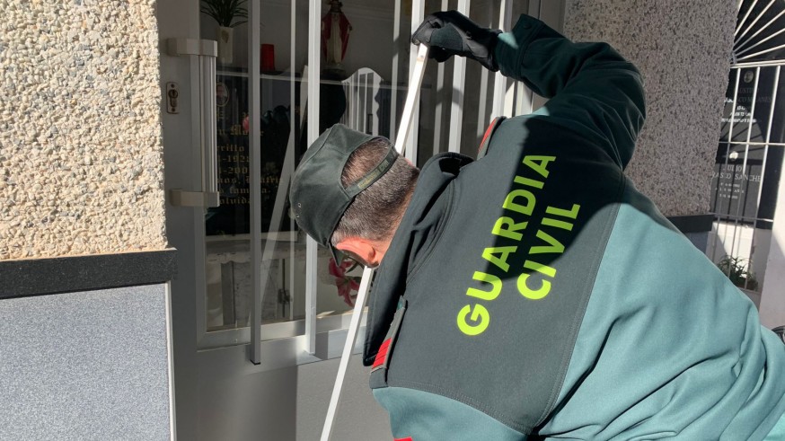 La Guardia Civil inspeccionando los panteones afectados.