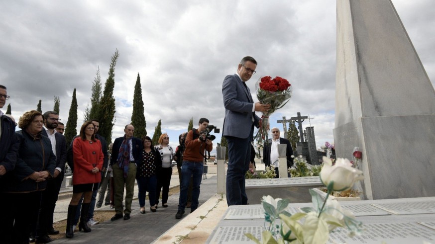Diego Conesa, durante su visita al cementerio de Espinardo