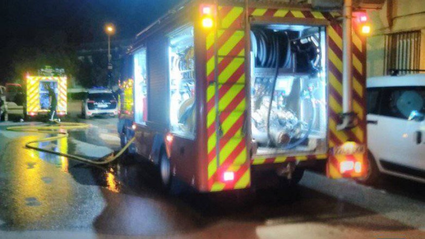 Bomberos junto al edificio desalojado