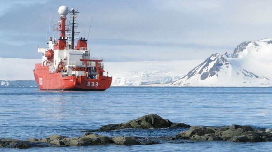 El Hespérides en isla Media Luna durante la campaña antártica. ARMADA ES