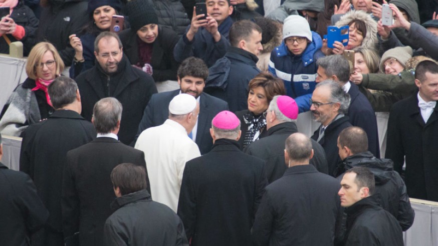 Momento del encuentro entre el Papa y la delegación murciana en la Plaza de San Pedro