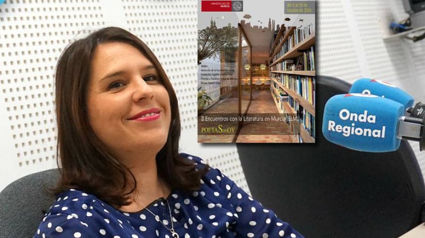 Carmen María Pujante y cartel de los II Encuentros con la Literatura en Murcia