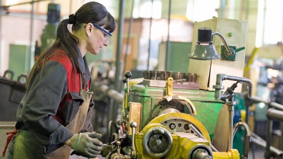 Trabajadora de industria utilizando maquinaria. Foto: Europa Press