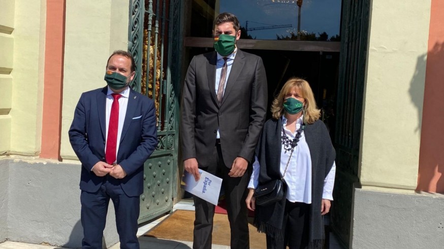 Representantes de Vox a las puertas del Ayuntamiento de Murcia. VOX
