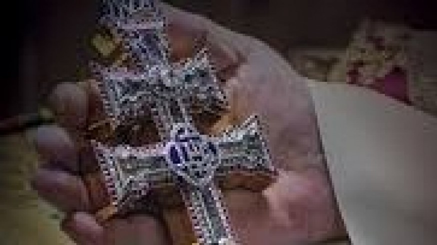 La Santísima Cruz de Caravaca visita a los enfermos e impedidos en sus hogares en el acto más emotivo de las fiestas