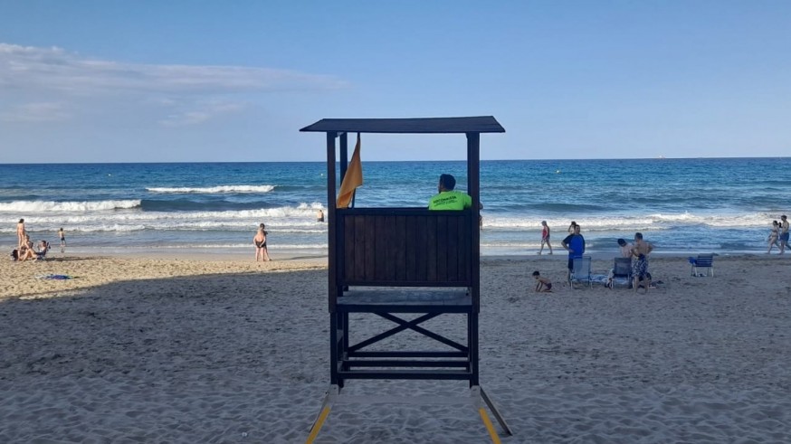 Una veintena de playas de cuatro municipios ya cuentan con puestos de vigilancia