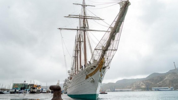 El buque 'Juan Sebastián Elcano' ya pone nombre al muelle de cruceros del puerto de Cartagena