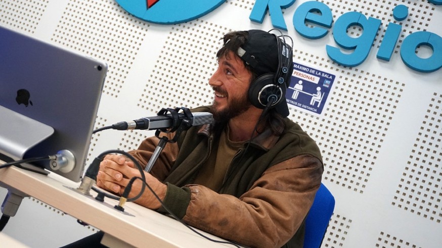 El rapero y poeta Tolo Ortógrafo en los estudios de Onda Regional de Murcia